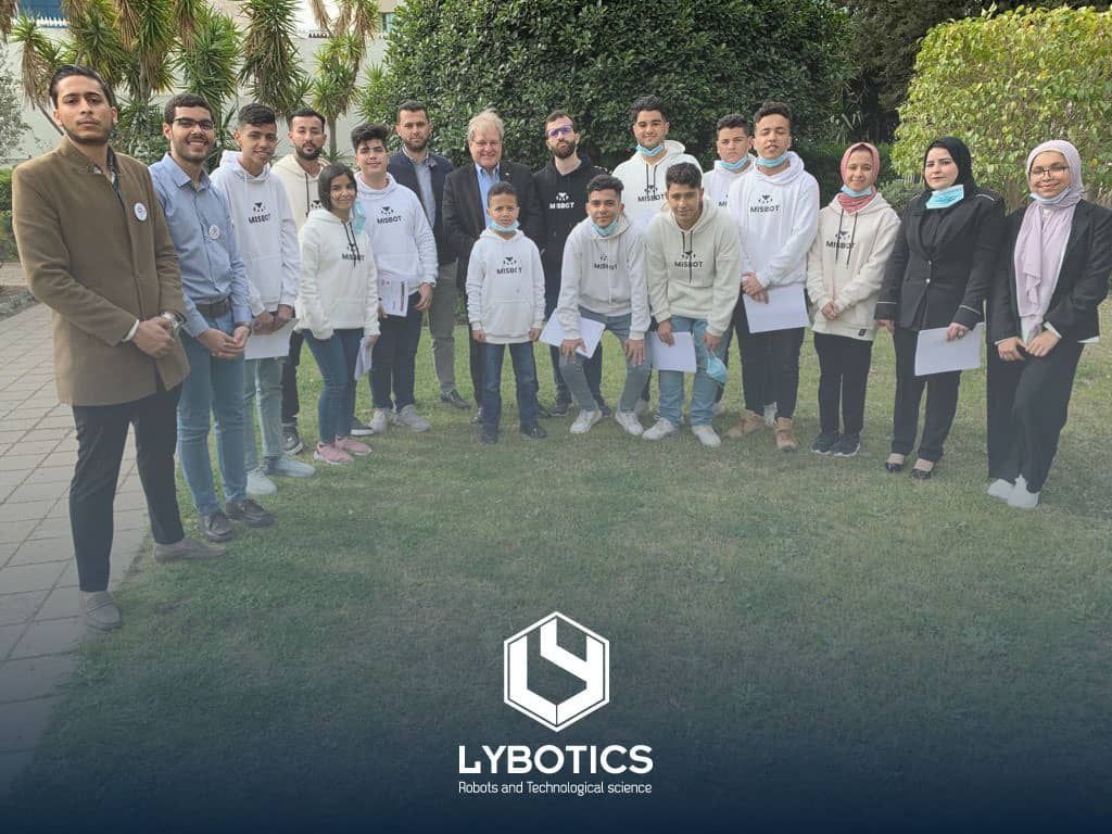 Group Picture LYBOTICS and US Ambassador to Libya Richard Norland